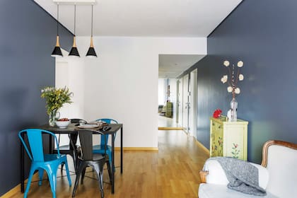 En el fondo, una pared espejada multiplica la luz y crea el efecto óptico de agrandar visualmente el espacio.