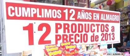 En el frente de “Dulcemente Cosas Ricas”, los carteles con ofertas son parte del esfuerzo diario por atraer clientes