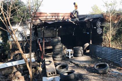 En el frente de uno de los terrenos ocupados, existe una gomería; según los vecinos, la construcción tiene seis años de antigüedad