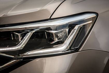 En el frente se destacan los faros full LED con tecnología IQ Light, seguidos por una grilla también de LED que atraviesa todo el frente