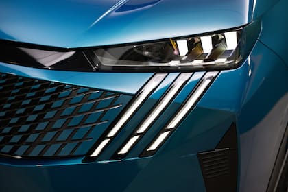 En el frontal tiene una parrilla sin delimitación que está diseñada alrededor del nuevo emblema de Peugeot y denota su naturaleza eléctrica, rodeada por faros ultracompactos dispuestos en una tira delgada. 