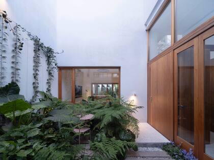 En el fuelle que separa la intimidad de la casa del mundo exterior, también se anunciael criterio general: madera, paredes blancas, transparencias sobre las puertas.