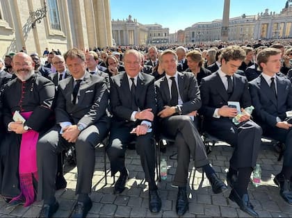 En el funeral del papa Francisco, Emanuele Filiberto de Saboya fue ubicado junto a Carlos de Borbón-Dos Sicilias
