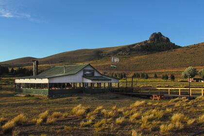 En el galpón Los Juncos, que pertenece a una vieja estancia, se sirve la cena