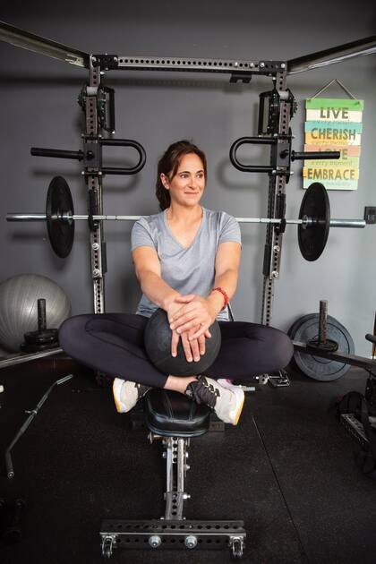 En el gimnasio de su casa, donde entrena cuatro veces a la semana.