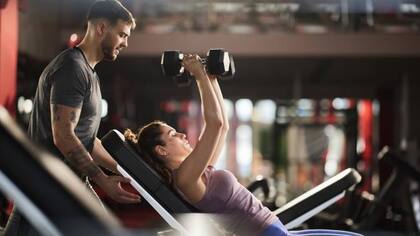 En el gimnasio puede entrenar sus músculos de manera aislada
Foto: iStock