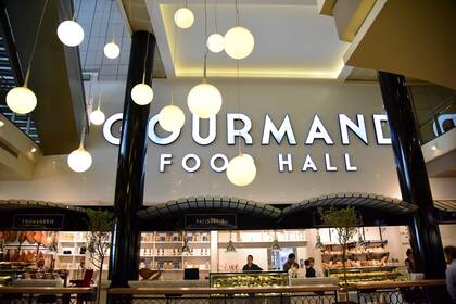 En el Gourmand Food Hall del Patio Bullrich la comida sale tan rápida como sabrosa de las diversas estaciones