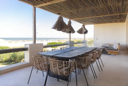 En el gran balcón, mesa con vista al mar.