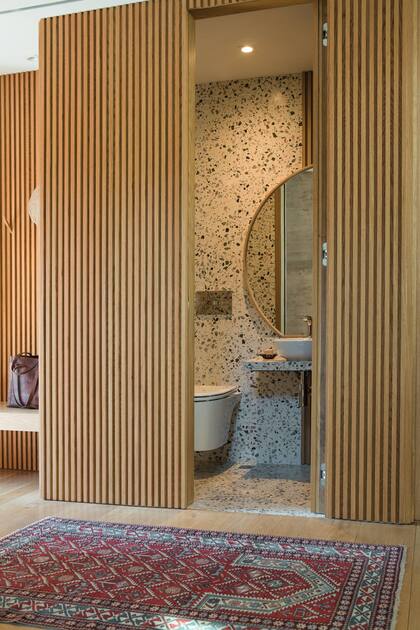 En el gran módulo de exterior varillado caben el toilette, el lavadero y un baño de servicio, que queda junto al ingreso principal de la casa.