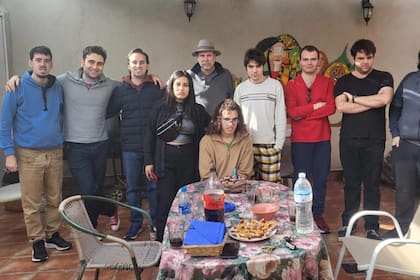 En el grupo terapéutico de habilidades sociales, una disciplina que consiste en ejercitar herramientas lúdicas para relacionarse con los pares, Benjamín conoció a muchos de sus amigos actuales. Acá festejan el cumpleaños de uno de ellos.