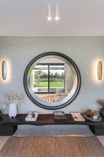 En el hall de acceso entelado (De Levie), banco de madera hecho a medida, quemado con la técnica japonesa de shou sugi ban (Concepto Calma) y alfombra (Elementos Argentinos).