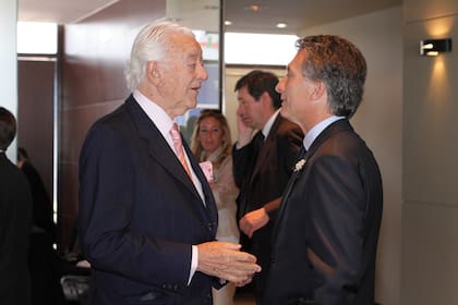 En el hall de Costa Salguero, Mauricio Macri recibió a sus invitados, entre los que estaba su tío, Jorge Blanco Villegas, dueño del campo en Tandil donde días después se celebraría la fiesta.