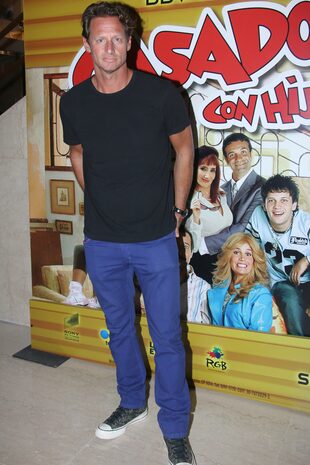 En el hall del teatro, Nalbandian posó solo frente al banner de la obra.