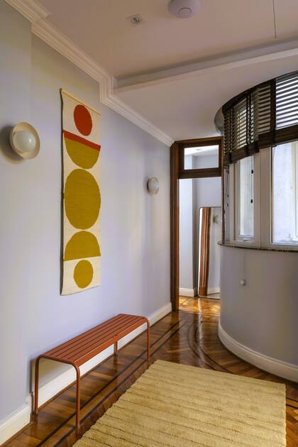 En el hall íntimo, plafones (Margarita de Forteza), tapiz (Caucus.lab), banco (El Yeite) y alfombra (El Espartano)