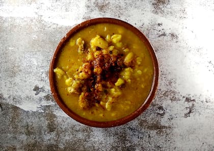 En El Hornero el locro viene con maíz blanco partido, porotos pallares, panceta, chorizo criollo y colorado, tripa gorda y pechito de cerdo. 