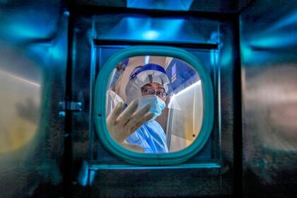 En el hospital de la Cruz Roja u médico trabaja en la zona de aislamiento