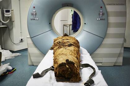 En el hospital de Leeds hicieron una tomografía de la momia de Nesiamón