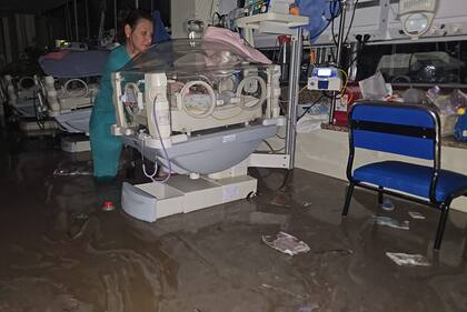En el Hospital Interzonal Dr. José Penna, los profesionales debieron trasladar de urgencia a los bebés internados en el sector de neonatología