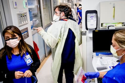 En el hospital Jackson Memorial de Miami, los médicos y enfermeras piden más camas de cuidados intensivos (Scott McIntyre/The New York Times)