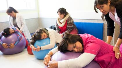 En el hospital Penna, hay pelotas y banquitos para que las mujeres utilicen durante el trabajo de parto
