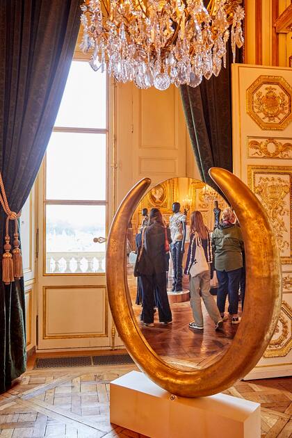 En el Hôtel de la Marine Jérémy Pradier-Jeauneau desplegó un laberinto textil y copó las salas del museo con piezas que celebraron el saber hacer artesanal y la tradición patrimonial francesa