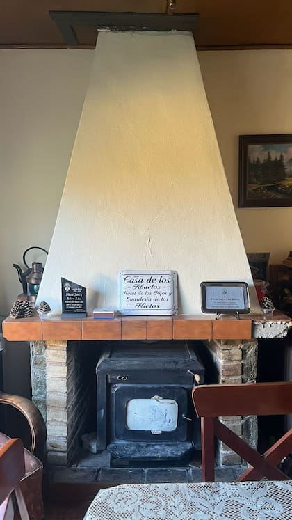 En el hotel de los Beleiro-Jara, sobre el hogar, una placa los reconoce como ciudadanos ilustres de la aldea.