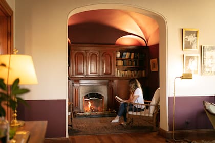 En el hotel hay una sala con chimenea y rincón de lectura.