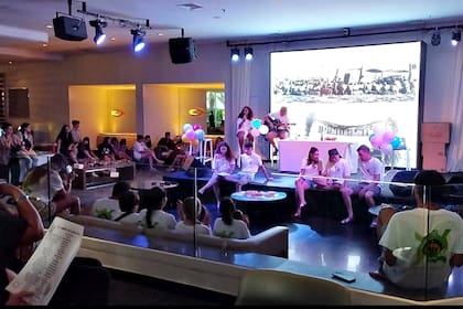 En el hotel, los refugiados tratan de vivir la vida en comunidad tal cual lo hacían en el kibutz