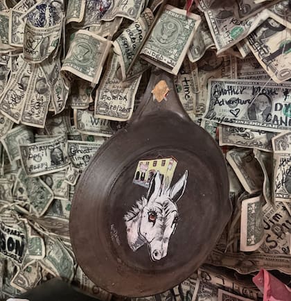 En el Hotel Oatman se suele colocar un billete de dólar en las paredes (Instagram/@jessssipa)