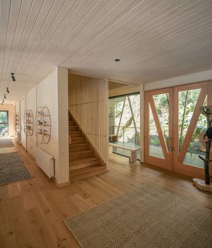 En el ingreso hay una paleta de variantes de madera en tonos, aplicaciones y acabados.