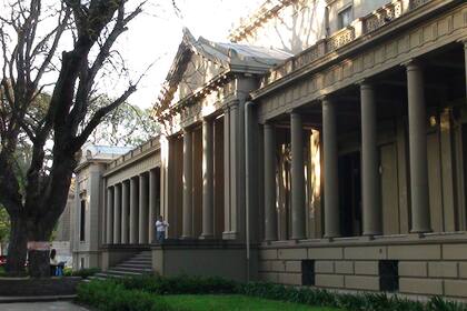 En el Instituto de Física La Plata (IFLP) están clausurados los ascensores.