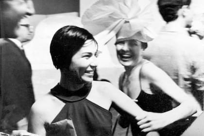 En el Instituto Di Tella con Nini Gómez, que lleva un sombrero de diseño espontáneo en papel crêpe amarillo, septiembre de 1966. Foto de Eduardo Comesaña.