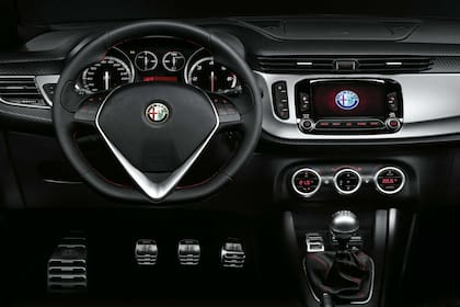 En el interior abundan los cromados y los detalles en rojo