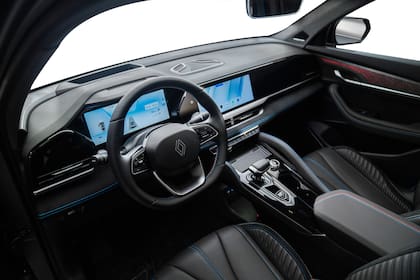 En el interior, aparecen tres pantallas