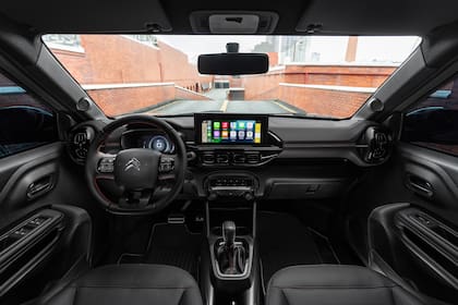 En el interior cuenta con asientos de tapizado exclusivo y costuras rojas