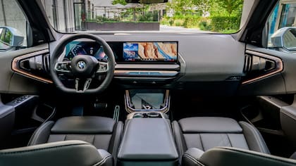 En el interior cuenta con un instrumental digital de 12,3″ y una pantalla central de 14,9″