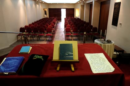 En el interior de la sinagoga se destacan la plataforma o Bimá, desde donde se lee la Torá a la congregación.