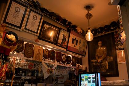 En el interior de Una Grande Libre, un pequeño bar de barrio cuya decoración conserva símbolos y consignas asociadas con la España de la era franquista, en Madrid, en noviembre de 2025.