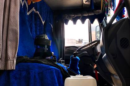 En el interior del camión se puede observar una “garrafita” que Matías utiliza para cocinar