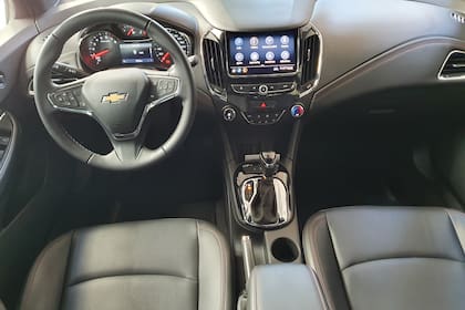 En el interior del Chevrolet Cruze RS predomina el negro con detalles en rojo