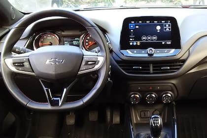 En el interior del Chevrolet Onix RS también prevalece el negro, pero con detalles en rojo