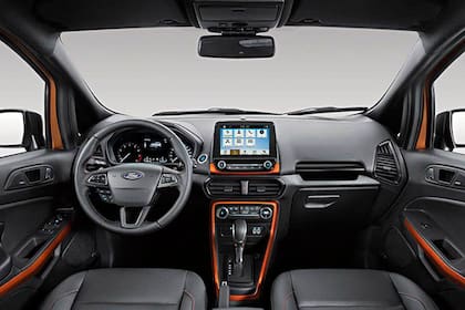 En el interior del Ecosport Storm domina la amplia pantalla y los apliques en naranja