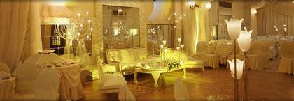 En el interior del hotel hay un salón de fiestas