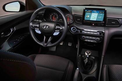 En el interior del Hyundai Veloster N también se nota la impronta deportiva