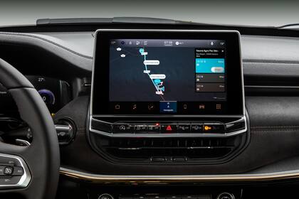 En el interior del Jeep Commander Limited T270 destaca la amplia pantalla digital