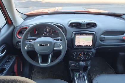 En el interior del Jeep Renegade Trailhawk aparece una nueva pantalla de 8,4" y el tablero completamente digital