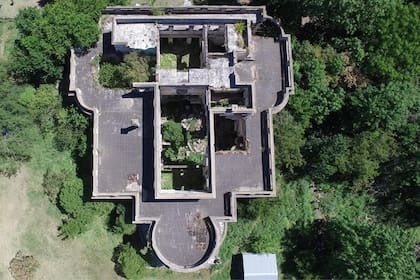 En el interior del palacio creció la maleza