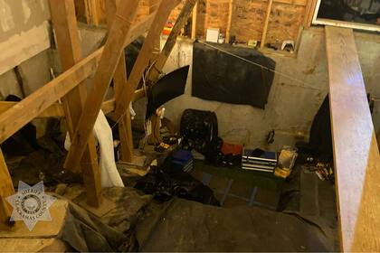 En el interior del sótano del condominio, los efectivos encontraron muebles y otros objetos