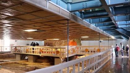 En el interior del templo Maya Devi pueden verse los daños causados por el agua