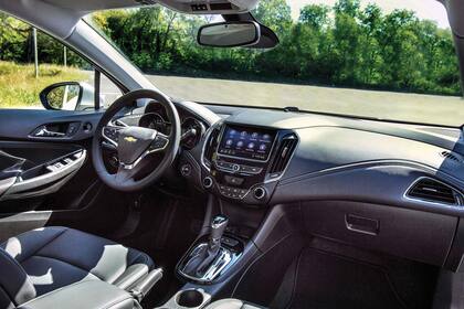 En el interior, el mayor cambio es la pantalla central de 8 pulgadas, con el MyLink de nueva generación, que incluye navegador y cámara de marcha atrás de alta resolución.